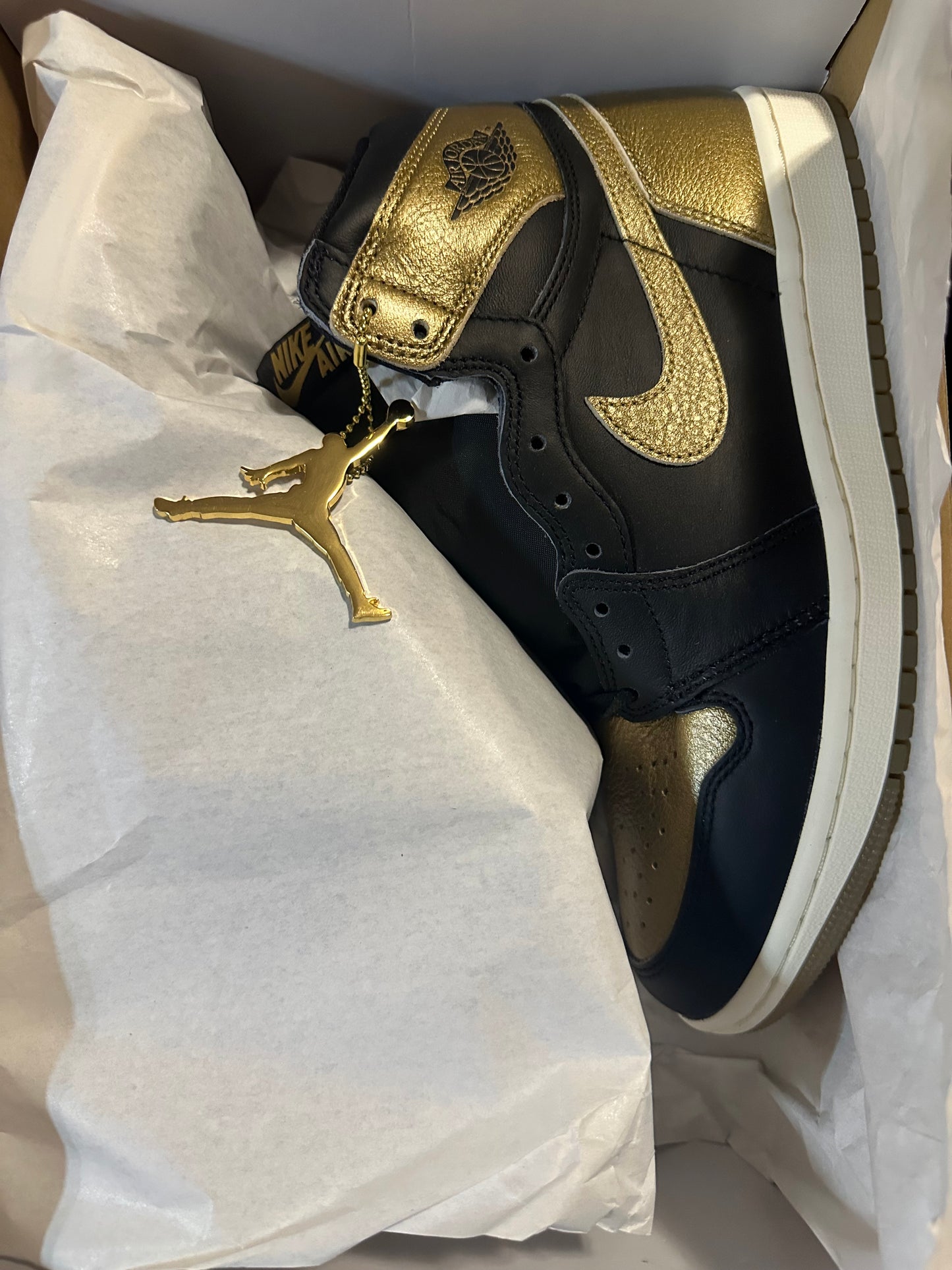 Nike Air Jordan 1 Retro High OG Black Metallic Gold DZ5485-071 SIZE 8.5 MEN