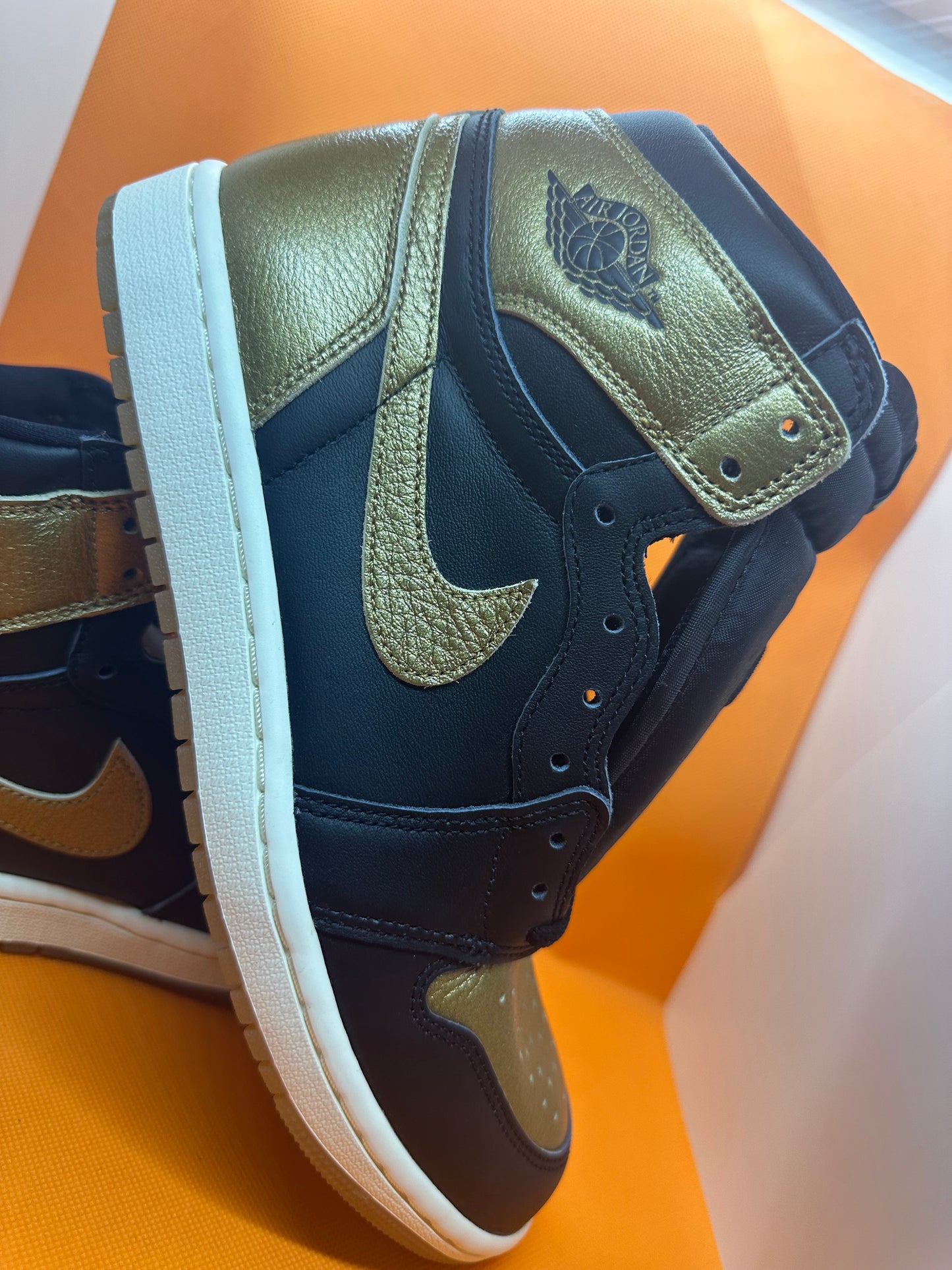 Nike Air Jordan 1 Retro High OG Black Metallic Gold DZ5485-071 SIZE 8.5 MEN