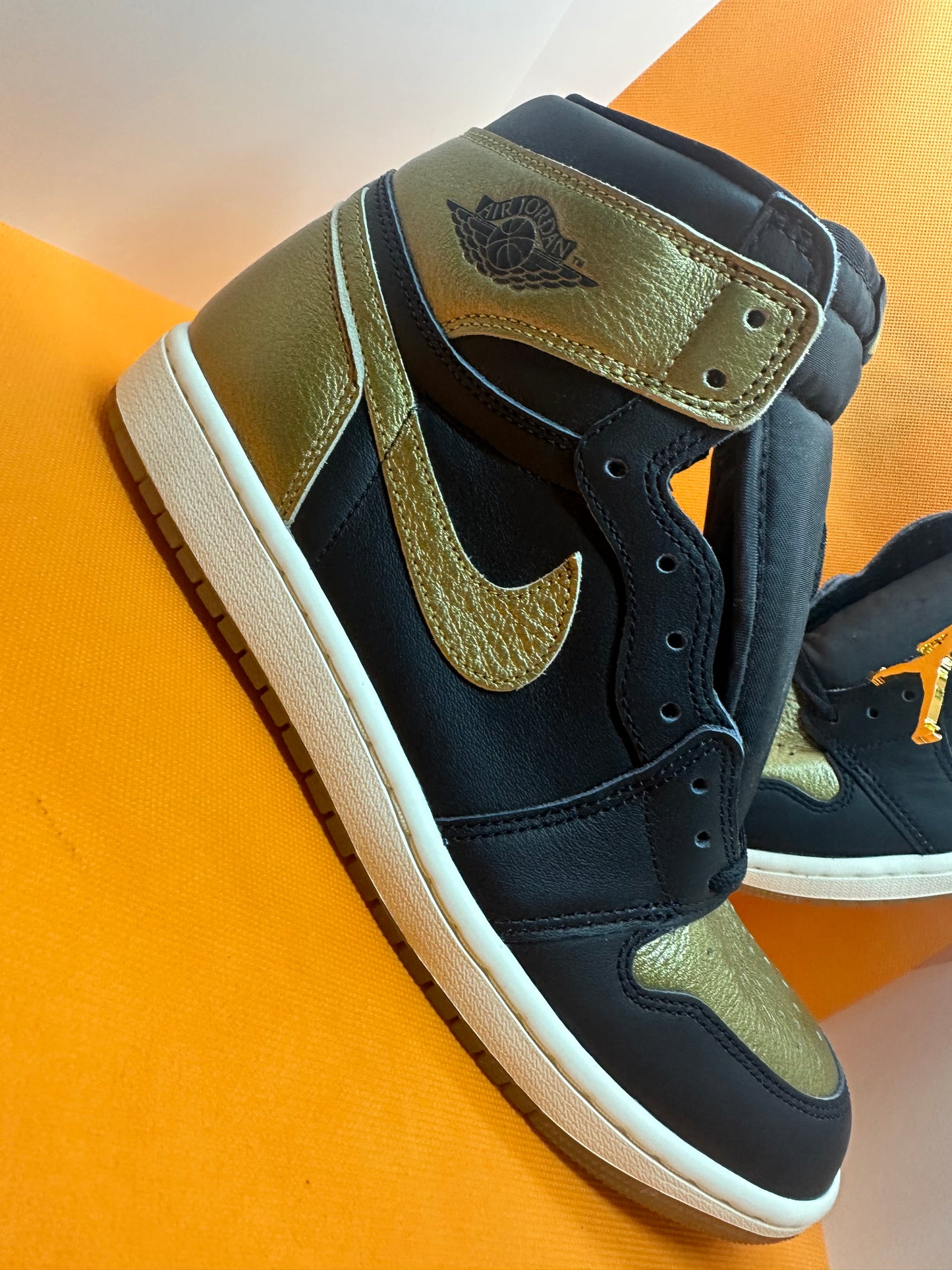 Nike Air Jordan 1 Retro High OG Black Metallic Gold DZ5485-071 SIZE 8.5 MEN